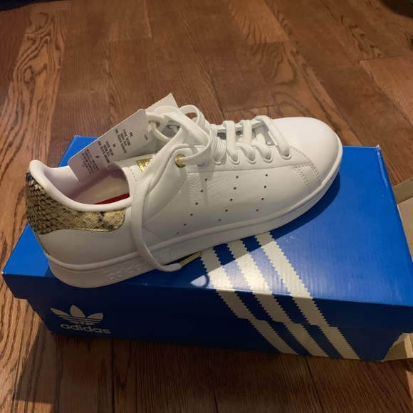 A new sneaker for sale - Picture 1 of 3